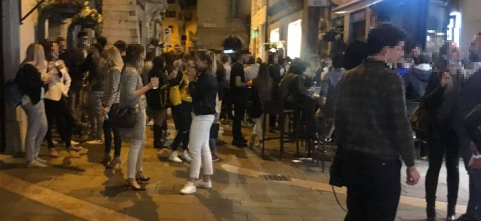 Ancora assembramenti e mascherine sul mento fuori dai locali